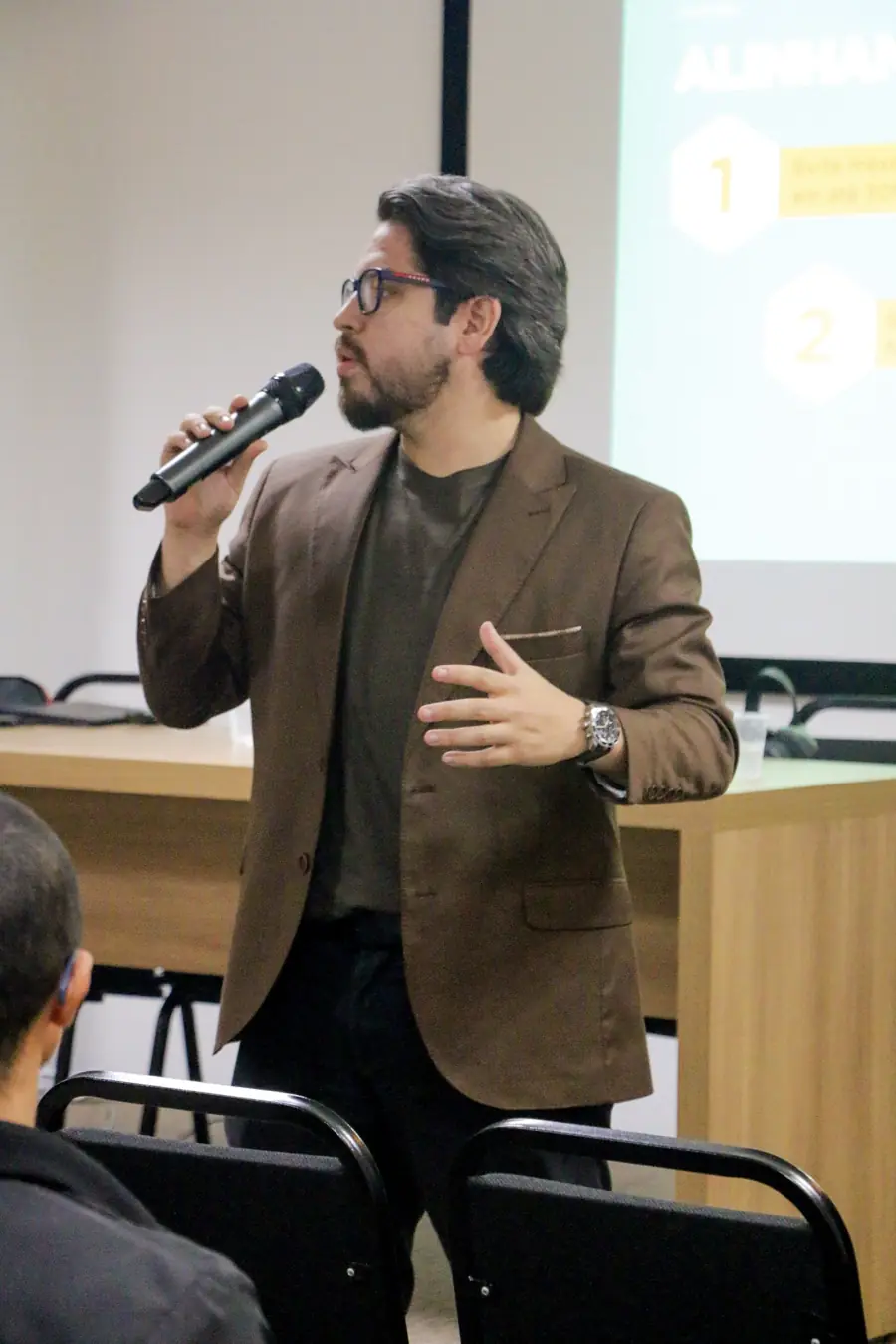 Yago Baia falando ao microfone